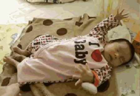 新生儿睡觉哼唧蹬腿还憋气金牌月嫂2招轻松解决