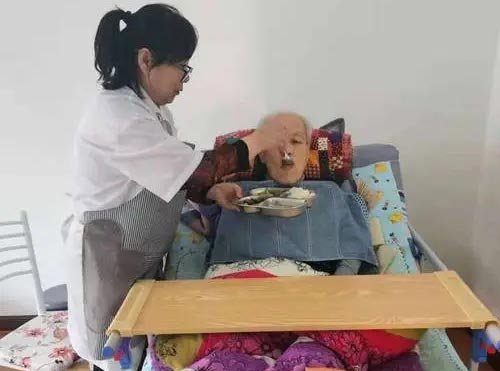 日常老人陪护保姆工作包括哪些？