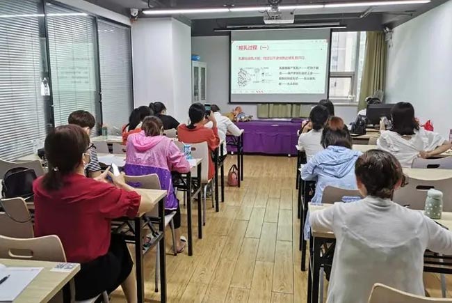 育婴师上户时不能坐雇主的沙发，为什么？
