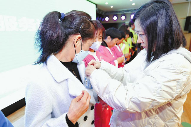 昆明200名家政人员获首批居家上门服务证