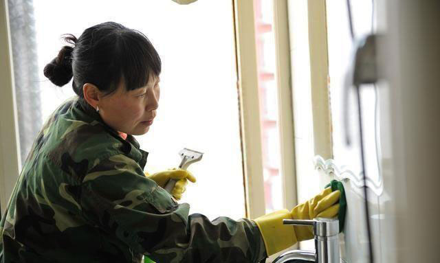 家政阿姨上户过程中可以用手机吗？