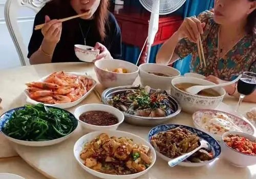 家政阿姨在雇主家是怎么吃饭的？