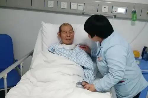 想找个老人护工，有哪些渠道？