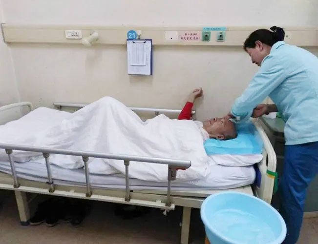 医院陪护人员的工作内容是什么（护工有哪些注意事项吗）