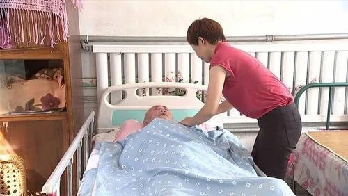 请保姆照顾卧床老年人在哪找？多少钱一个月